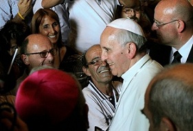 papa_francesco_tra_i_poveri.jpg